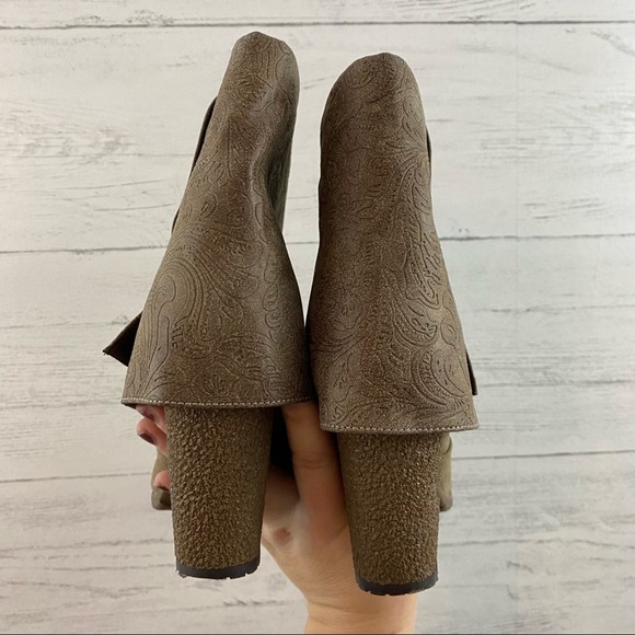 Muk Luks Chris Embossed Cuffed Heel Boots Size 8 - Picture 5 of 10